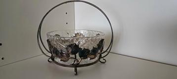 Verzilverd mandje met tulpen en glazen schaal beschikbaar voor biedingen