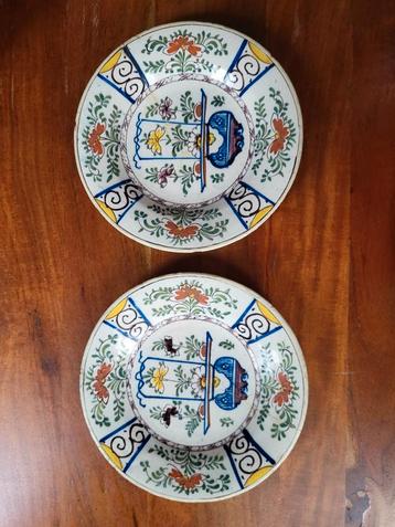 Twee antieke sierborden 18e eeuw beschikbaar voor biedingen