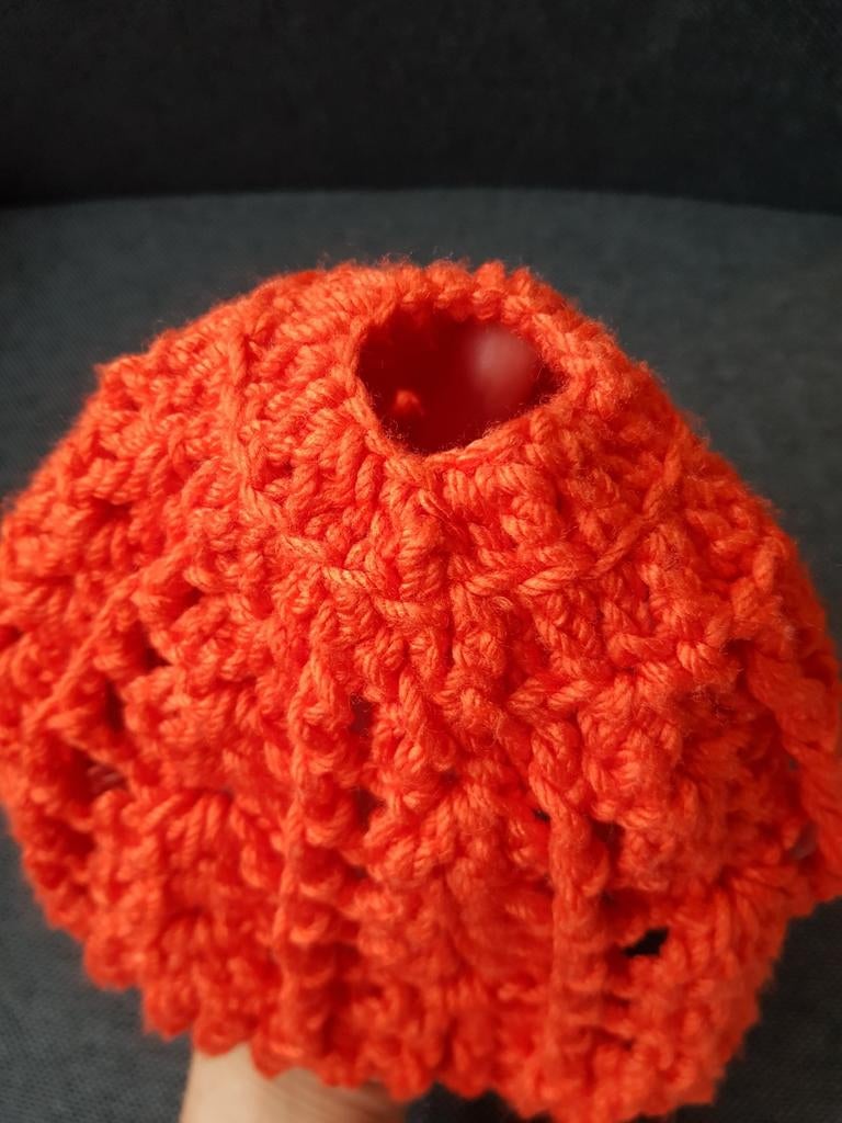 Oranje handgemaakte muts met opening voor staart, Kleding | Dames, Mutsen, Sjaals en Handschoenen, Ophalen of Verzenden