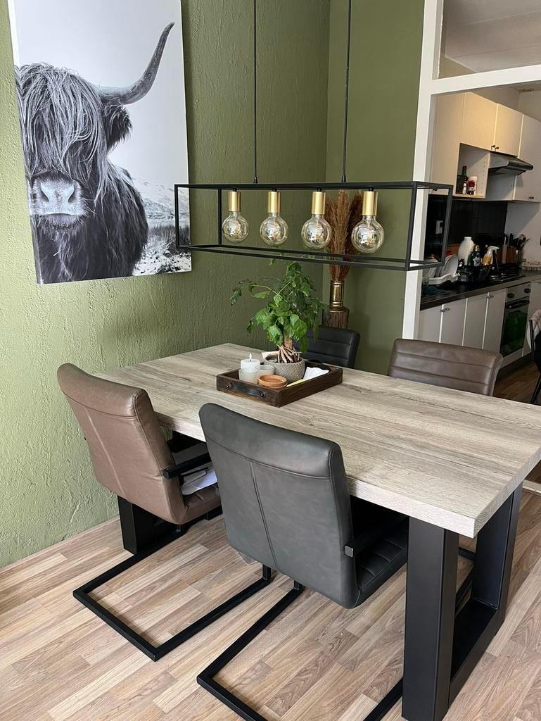 4 industriële eetkamerstoelen – comfortabel en stevig, Huis en Inrichting, Complete eetkamers, Ophalen, Zo goed als nieuw