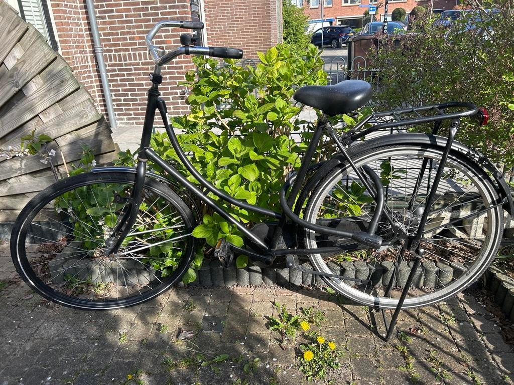 Zwarte damesfiets met lage instap en bagagedrager, Fietsen en Brommers, Fietsen | Dames | Damesfietsen, Terugtraprem, Ophalen