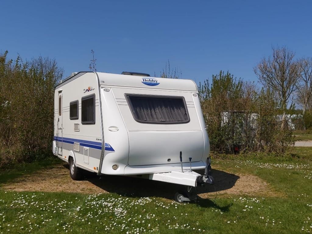 Hobby 440 Caravan  Bouwjaar 2005  Voortent & Fietsenrek, Caravans en Kamperen, Ringverwarming, Hobby, Treinzit, Dwarsbed
