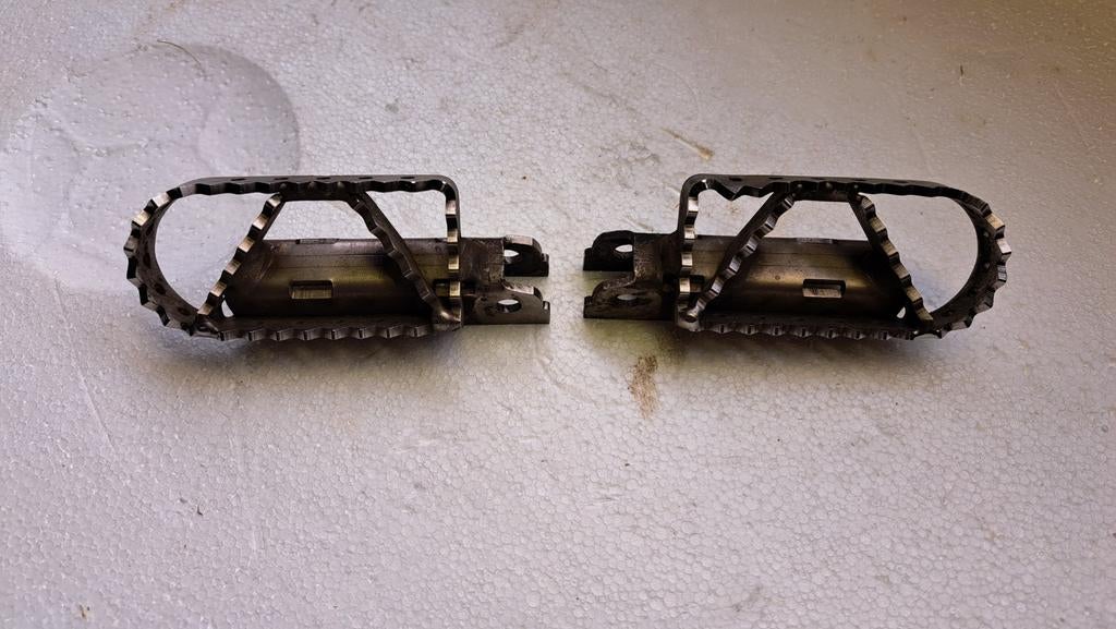 Voetsteunen Suzuki DL 650 / 1000 (2005-2013), Motoren, Onderdelen | Overige, Ophalen of Verzenden, Gebruikt