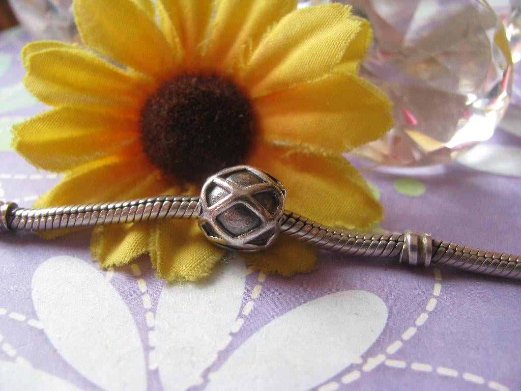 Pandora bedel P146 = criss / cross, Sieraden, Tassen en Uiterlijk, Bedels, Pandora, Ophalen of Verzenden, Zo goed als nieuw, 1 bedel