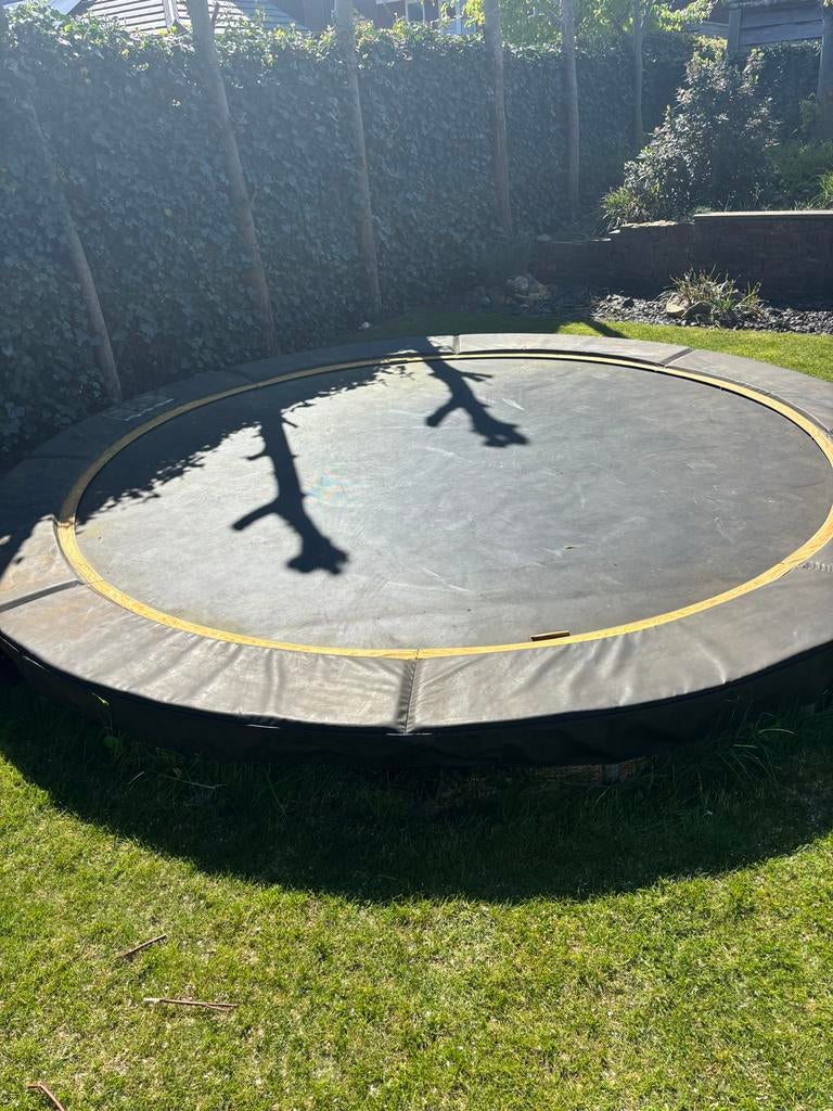 Trampoline 365cm zwart - Gratis in ruil voor zwarte grond, Kinderen en Baby's, Speelgoed | Buiten | Trampolines, Ophalen, Gebruikt