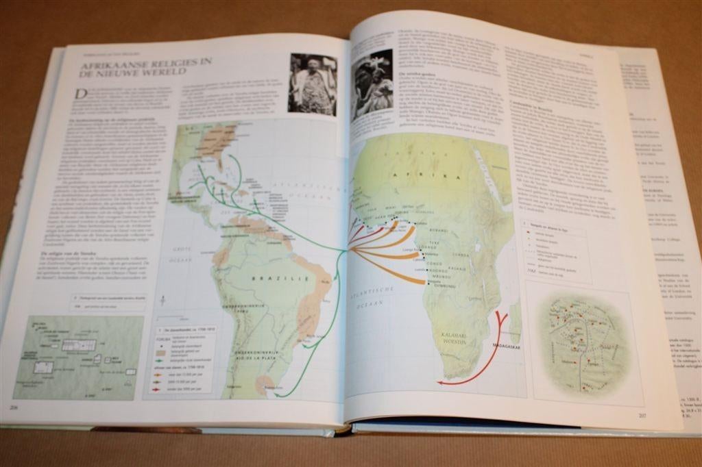 Grote Geïllustreerde Wereldatlas van Religies, Boeken, Ophalen of Verzenden, Zo goed als nieuw