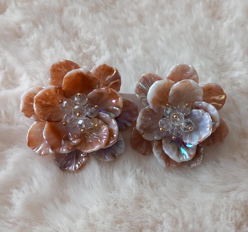 Bloem oorbellen beige parelmoer, Overige materialen, Beige, Nieuw, Ophalen of Verzenden