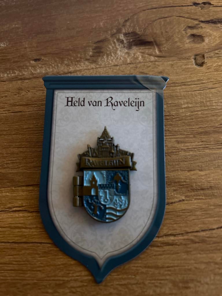 Efteling pin: Held van Raveleijn (kaartje verbogen), Verzamelen, Efteling, Ophalen of Verzenden, Gebruikt, Button of Speldje