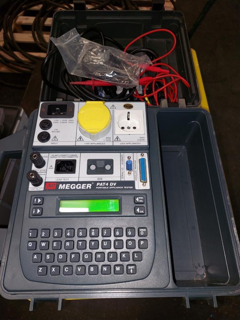 Megger PAT4 DV NEN Tester - Geschikt voor 110V gereedschap, Doe-het-zelf en Verbouw, Meetapparatuur, Ophalen of Verzenden, Zo goed als nieuw