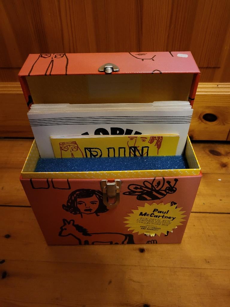 Paul McCartney, Run devil run, 8 singles, boekje en koffer, Ophalen, 1980 tot 2000, Nieuw in verpakking, Overige formaten