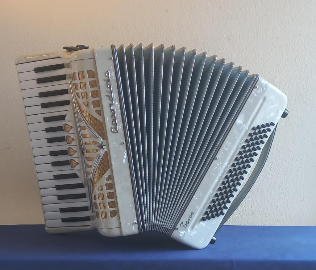 Accordiola Tosca 80 bas 3 korig, Muziek en Instrumenten, Accordeons, Zo goed als nieuw, 80-bas, Accordiola, Met riemen, Ophalen