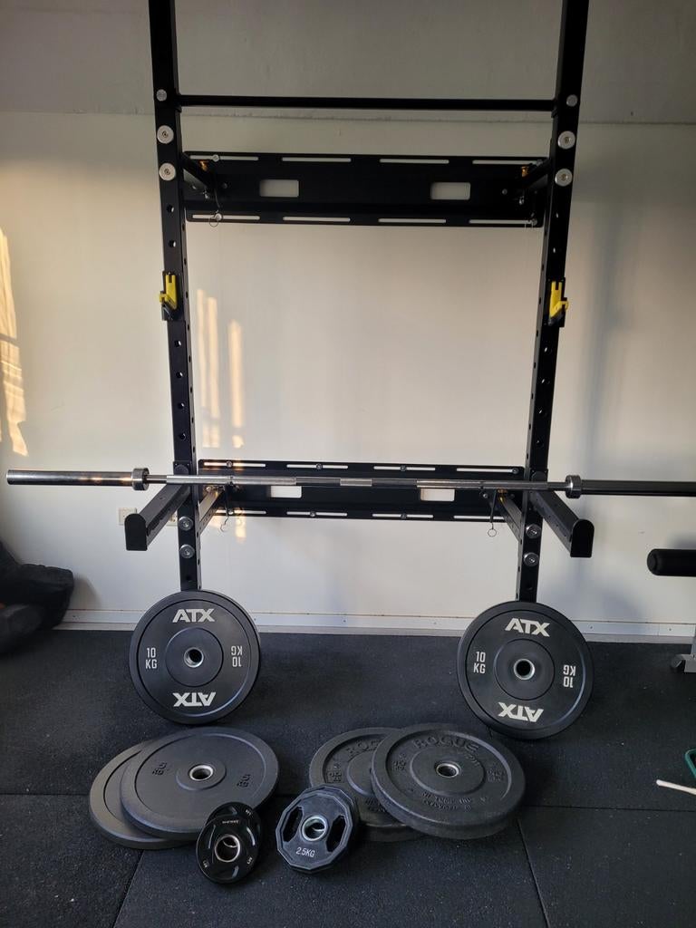 Uitklapbaar wandrek met Olympische halterstang en schijven, Sport en Fitness, Fitnessmaterialen, Ophalen, Gebruikt, Rug, Halterstangen