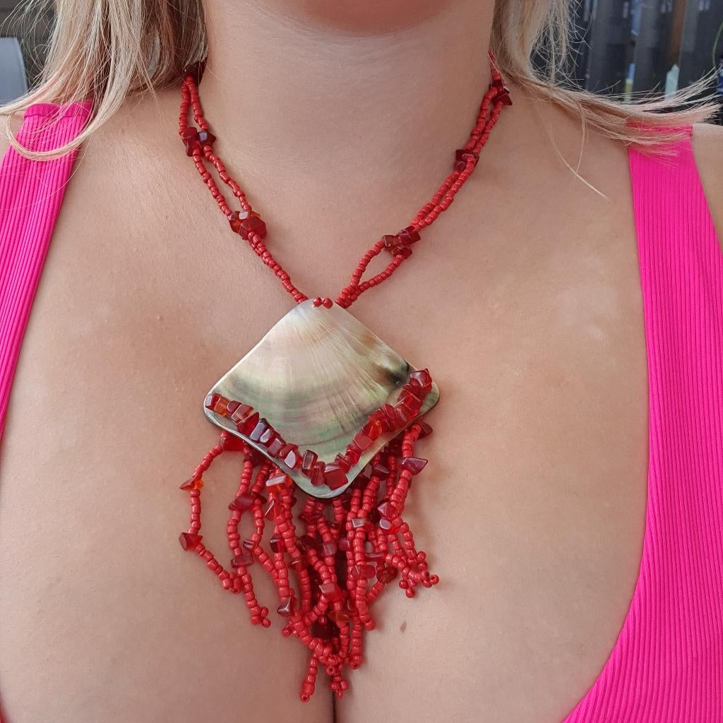 Statement ketting parelmoer rood boho, Sieraden, Tassen en Uiterlijk, Kettingen, Ophalen of Verzenden, Nieuw, Rood, Overige materialen