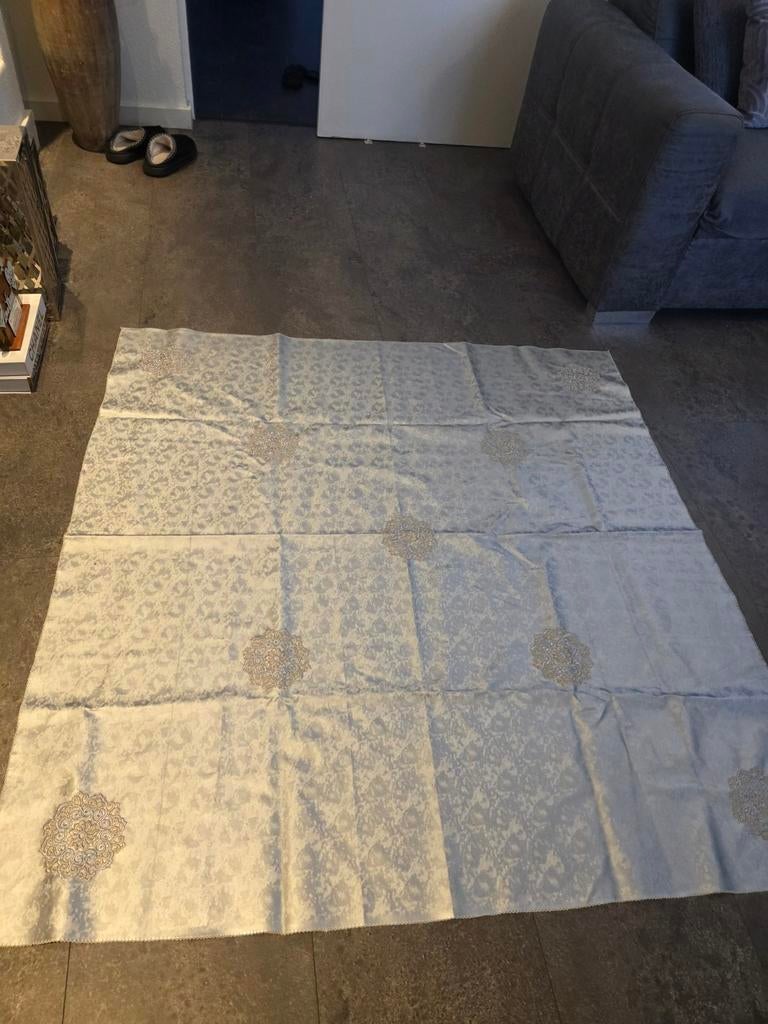 Elegant leer  tafelkleed met borduursel, Huis en Inrichting, Tafelkleden, Ophalen of Verzenden, Nieuw, Rechthoek, Binnen