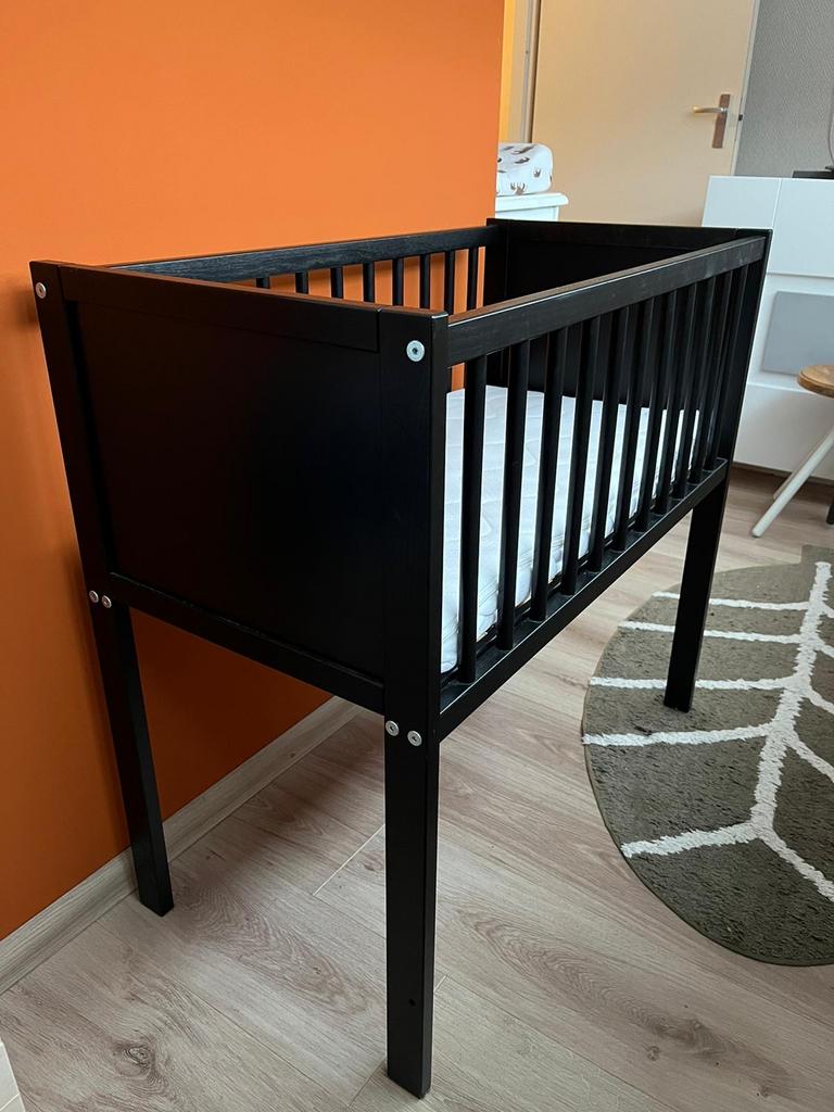 Zwarte wieg in nette staat, Kinderen en Baby's, Babywiegjes en Ledikanten, Ophalen, Gebruikt, Wieg