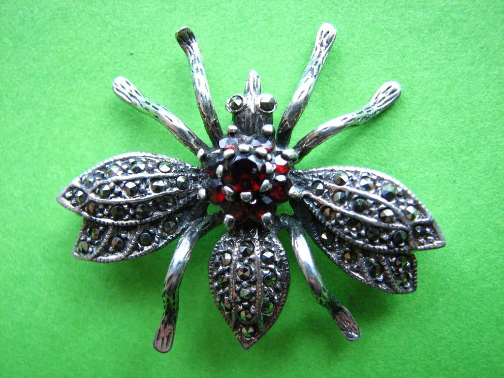 Mooie Zilveren Broche met Granaatjes - Markasiet - Insekt, Sieraden, Tassen en Uiterlijk, Antieke sieraden, Verzenden, Zilver