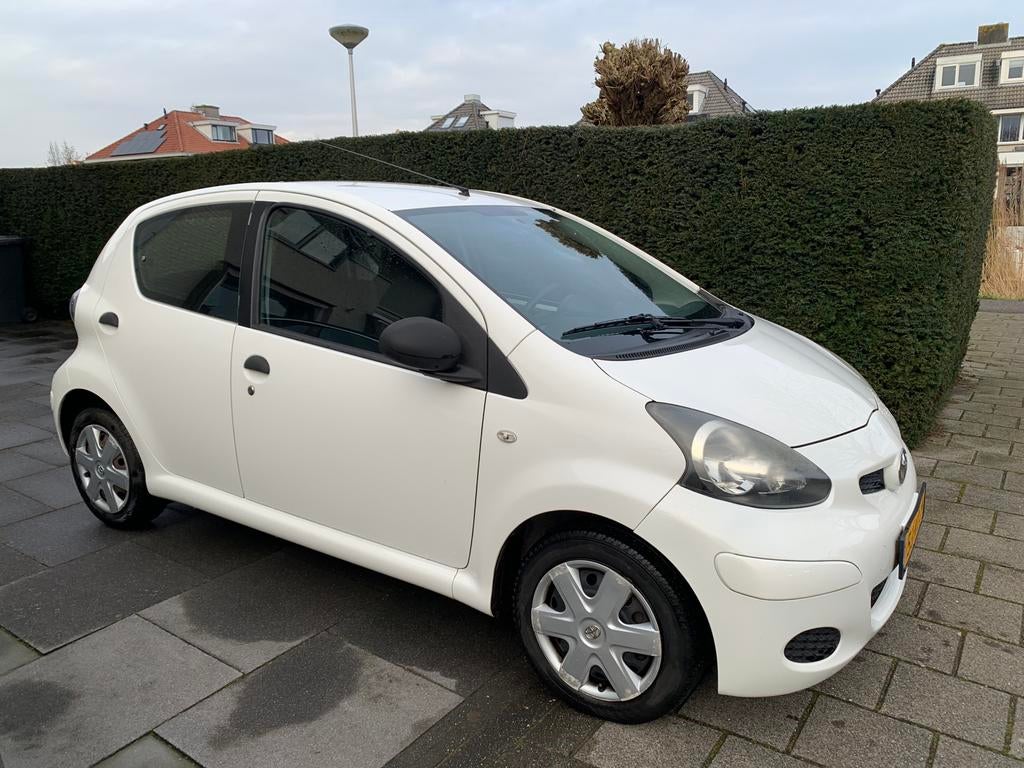 Toyota Aygo 1.0 12V Vvt-i 5DRS 2010 Wit KM:131.142, Voorwielaandrijving, 4 stoelen, Origineel Nederlands, Handgeschakeld