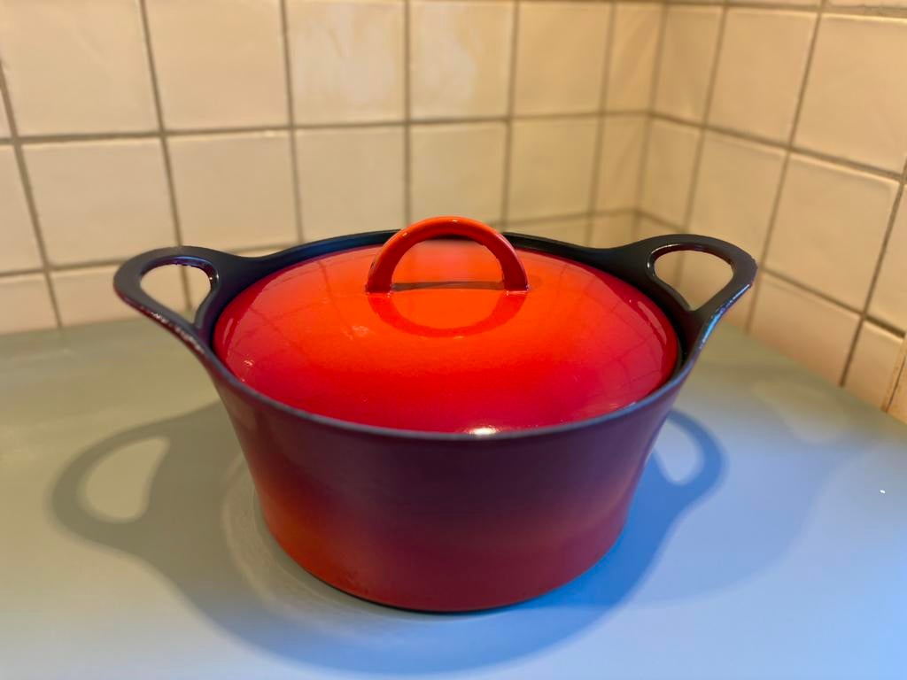 Rode gietijzeren braadpan met deksel HACKMAN 25 centimeter, Huis en Inrichting, Keuken | Potten en Pannen, Gebruikt, Koekenpan of Braadpan