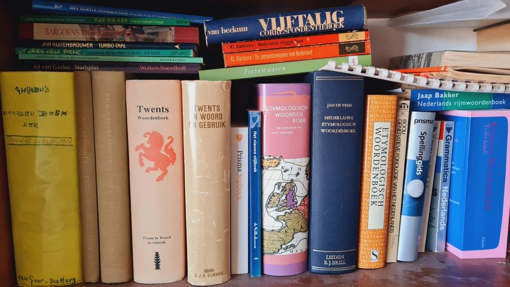 Partij van 70 woordenboeken div talen/dialecten, Ophalen, Gelezen, Van Dale, Nederlands