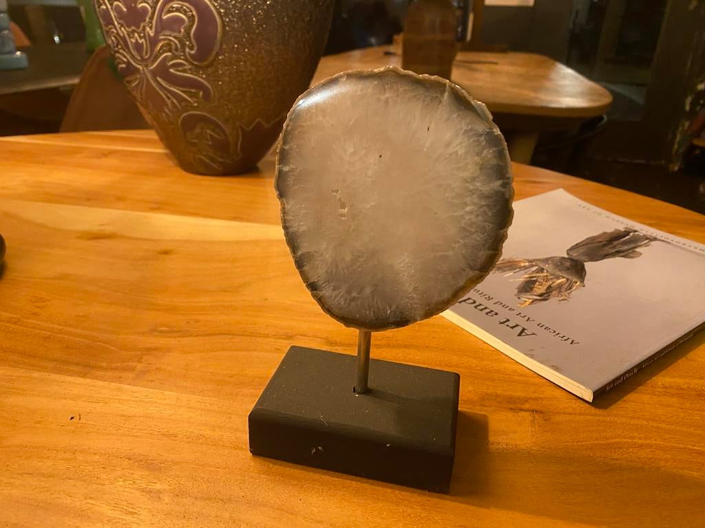 Agaat op houten voet ong 18cm, Verzamelen, Mineralen en Fossielen, Ophalen, Mineraal