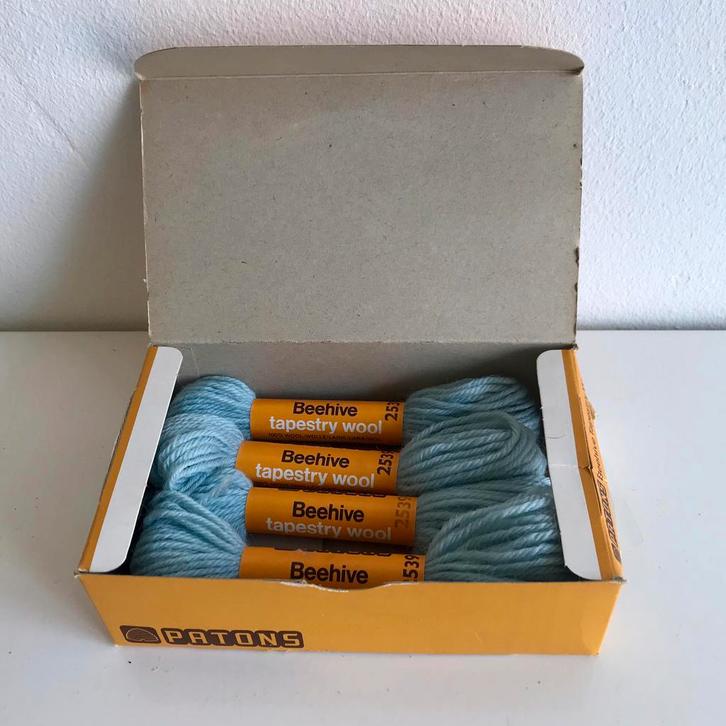 Borduurwol Patons Beehive, kleur 2539, originele doos, Hobby en Vrije tijd, Borduren en Borduurmachines, Nieuw, Borduurgaren of Zijde