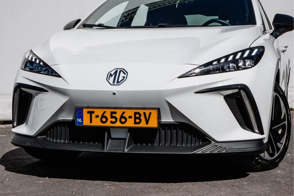 MG Mg4 electric Luxury 64 kWh Warmtepomp/ Stuur+stoelverwarm, Auto's, MG, Automaat, Achterwielaandrijving, Gebruikt, Zwart