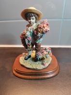 Beeldje jongen met bloemen The Leonardo Collection, Verzamelen, Beelden en Beeldjes, Ophalen of Verzenden, Zo goed als nieuw