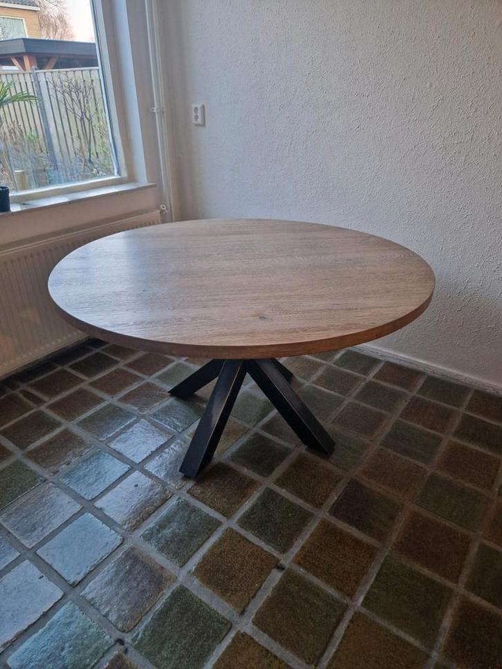 Stoere industriële tafel rond Ø 140 cm – massief eiken, Huis en Inrichting, Tafels | Eettafels, Zo goed als nieuw, 100 tot 150 cm