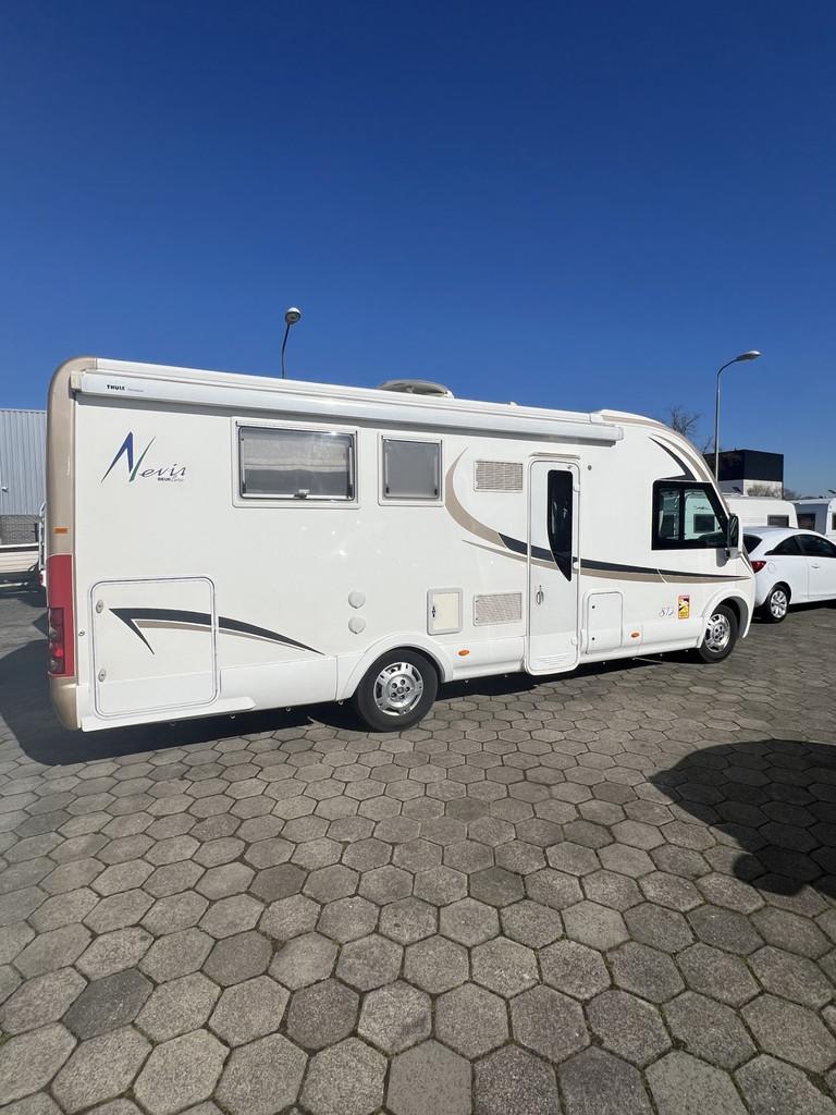 Mc louis NEVIS 872 Beuk-Line - Airco - Queenbed+Hefbed - Lee, Caravans en Kamperen, Campers, Ringverwarming, Afzuigkap, 7 tot 8 meter