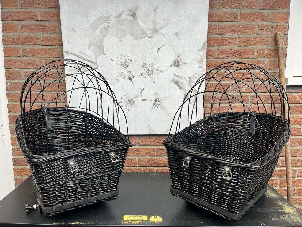 2 Zwarte fietsmanden met metalen deksel voor kleine dieren, Ophalen of Verzenden, Gebruikt, Fietsmand