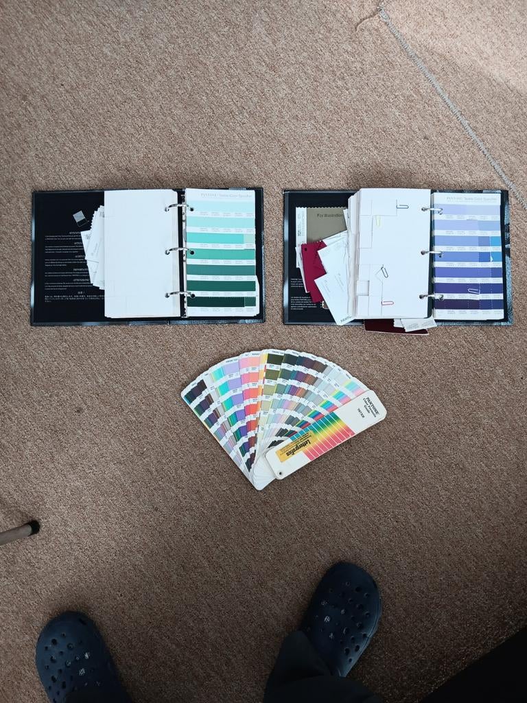Pantone kleurkaart, 2 boeken +waaier plus extra set, Ophalen, Boek of Gids