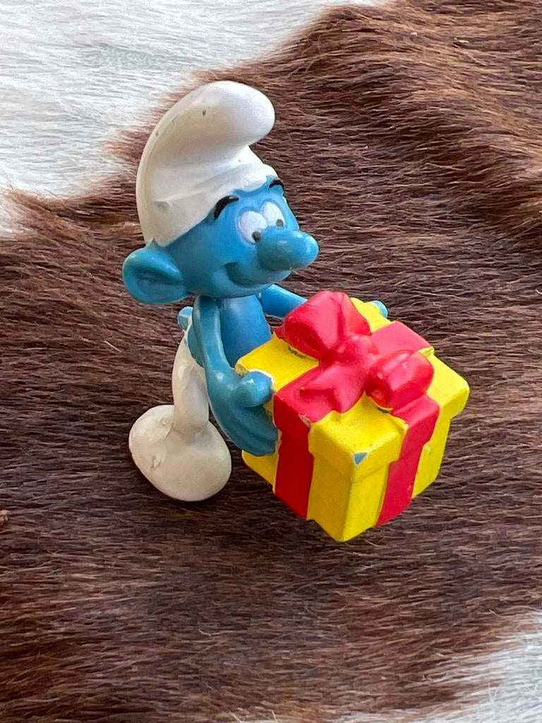 Smurf met cadeau - origineel Sleich, Verzamelen, Smurfen, Ophalen of Verzenden, Gebruikt, Overige Smurfen, Poppetje, Figuurtje of Knuffel