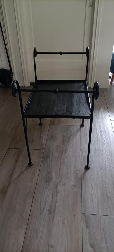 Zwart metalen bijzettafel of plantenstandaard, Huis en Inrichting, Woonaccessoires | Overige, Ophalen