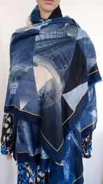 Sjaal overwegend blauwtinten nieuwstaat, Ophalen of Verzenden, Zo goed als nieuw, Maat 46/48 (XL) of groter, Sjaal