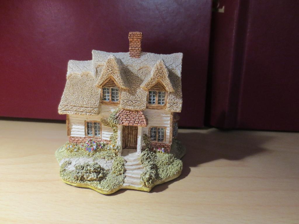 Lilliput Lane - Ash Nook, Verzamelen, Beelden en Beeldjes, Zo goed als nieuw, Overige typen, Ophalen of Verzenden