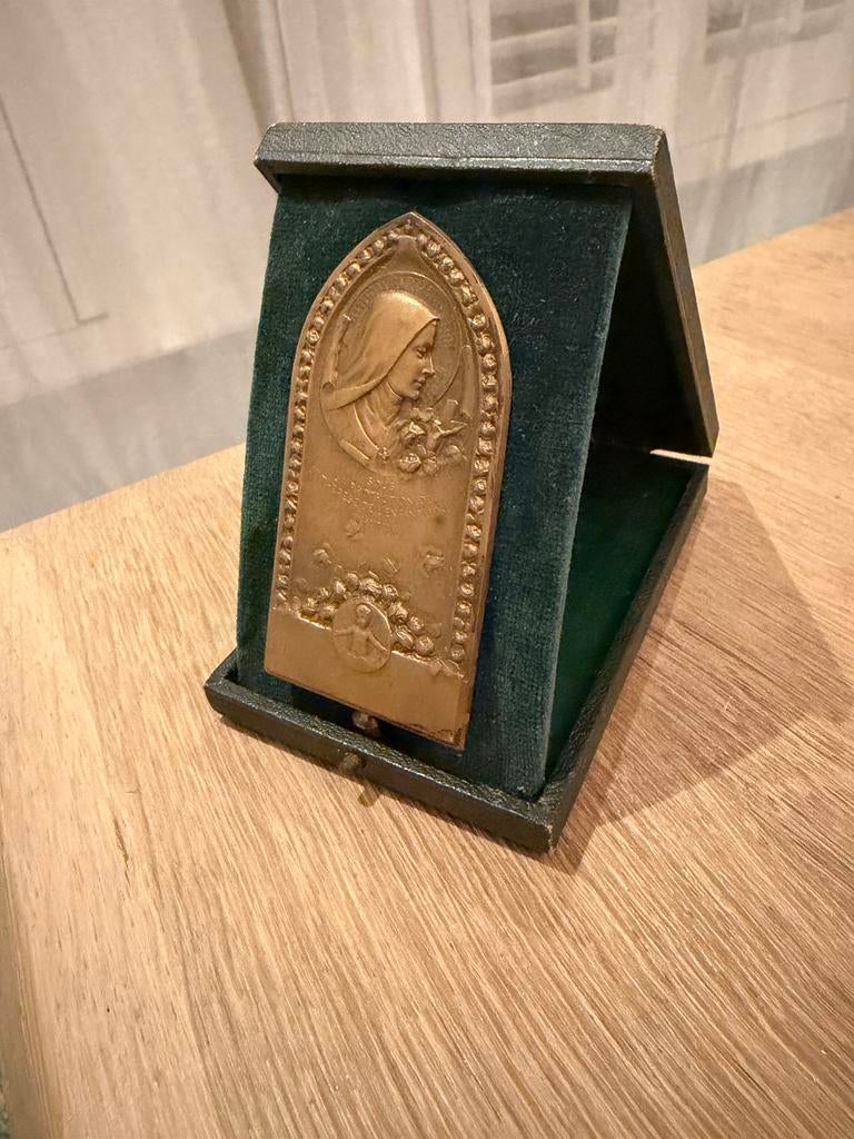 Antiek Franse religieuse medaille in zakdoos Becker, Ophalen of Verzenden