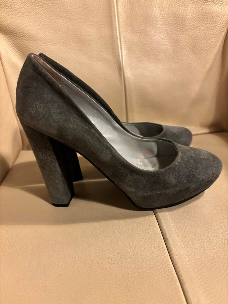 Frida suède pumps maat 37, Kleding | Dames, Schoenen, Ophalen of Verzenden, Gedragen, Grijs, Pumps