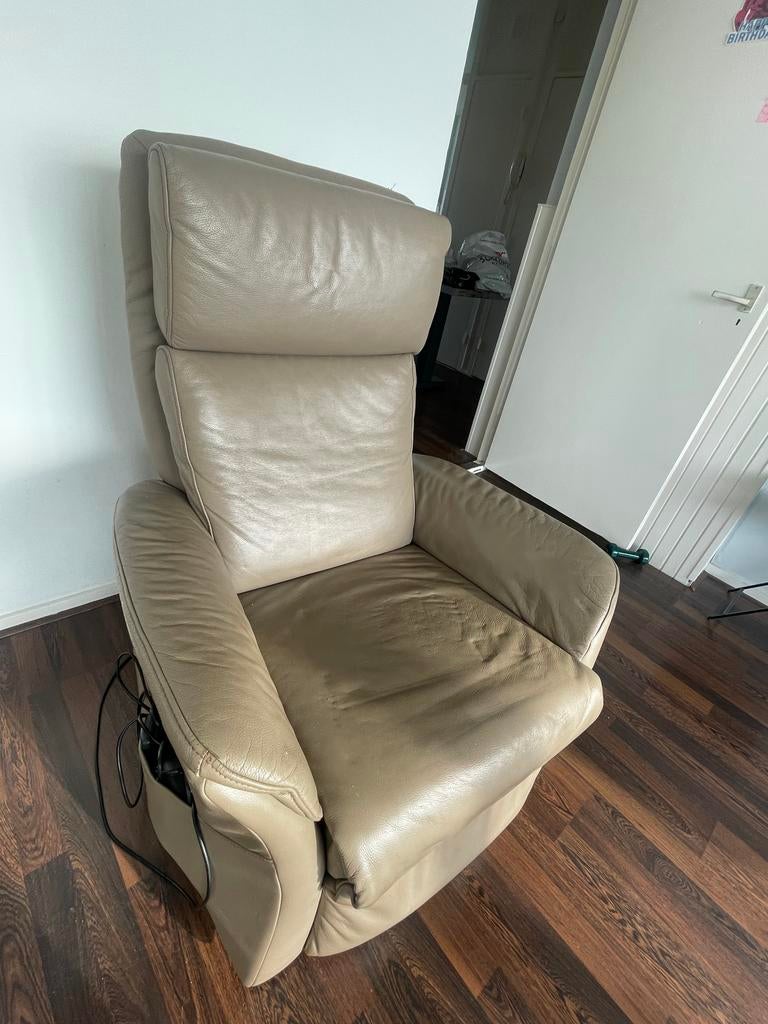 Comfortabele beige leren relaxfauteuil met elektrische funct, Ophalen of Verzenden, Gebruikt, Leer, 75 tot 100 cm