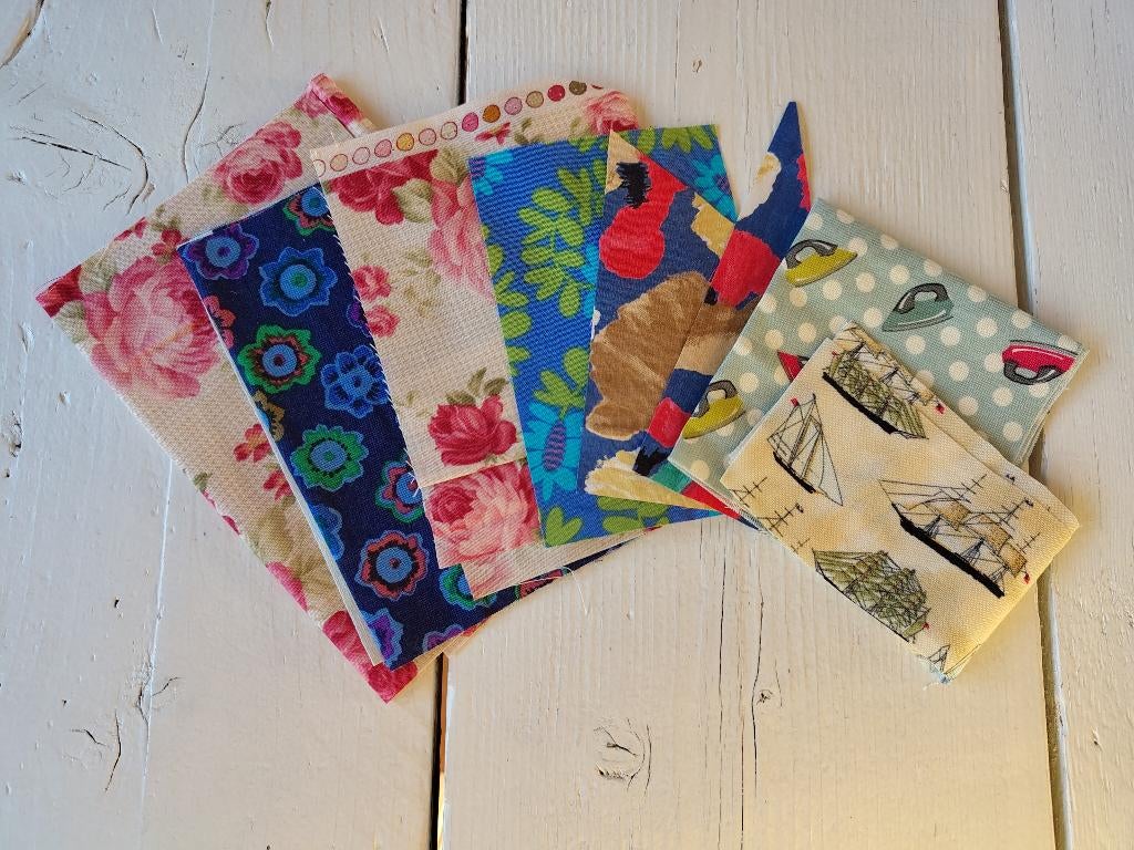 Mooie scraps quiltstof - bloem, strijkijzer, Hobby en Vrije tijd, Overige kleuren, Nieuw, Ophalen of Verzenden, 30 tot 120 cm