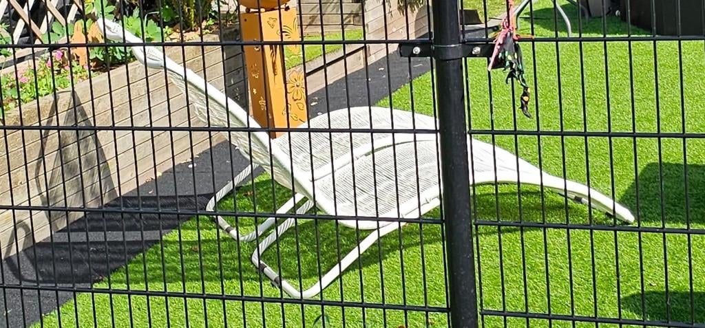 2 Witte ligbedden voor buiten, Tuin en Terras, Ligbedden, Ophalen, Gebruikt, Kunststof, Inklapbaar