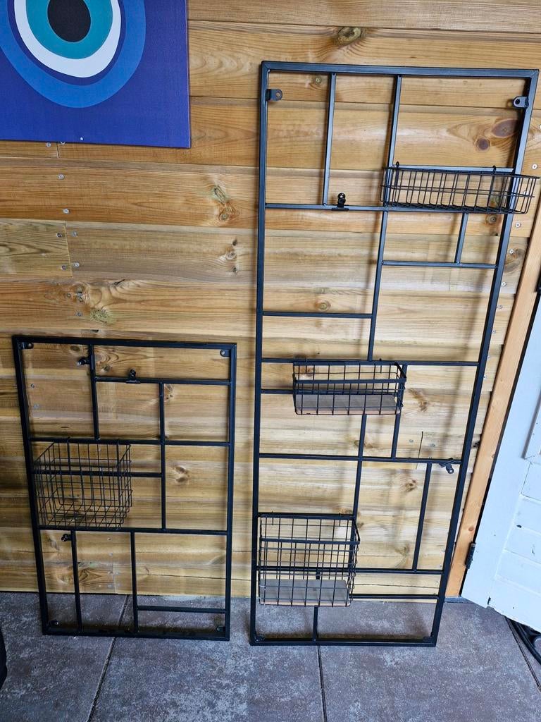 Set van 2 metalen wandrekken met mandjes, Ophalen, Gebruikt