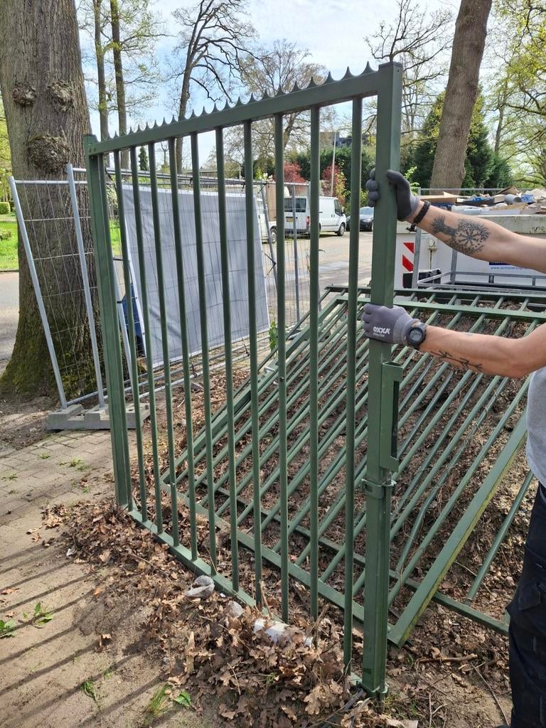 Metalen scharnierpoort, L+R met palen, windhaken, centerslot, Tuin en Terras, Met poort, Gebruikt, IJzer, Spijlenhekwerk