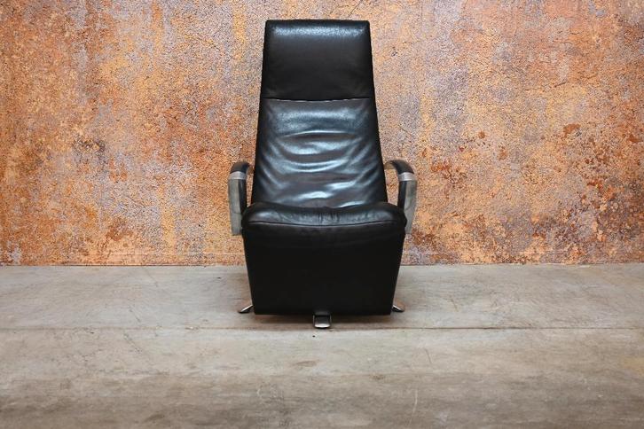 IZGStaat zwarte leren Jori Brainbuilder design relaxfauteuil, Huis en Inrichting, Fauteuils, Zo goed als nieuw, Leer, Metaal, 50 tot 75 cm