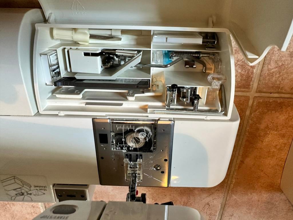 Elna Envision 9008 Borduurmachine - Zo goed als nieuw, Hobby en Vrije tijd, Borduren en Borduurmachines, Ophalen, Zo goed als nieuw