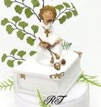 Mooie communie beeldtje kindje zit op een witte bijbel., Ophalen of Verzenden, Nieuw, Versiering, Overige