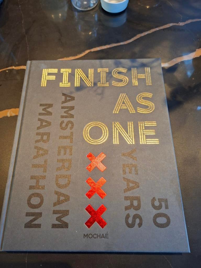 Finish as One - Amsterdam Marathon 50 jaar Jubileumboek, Ophalen of Verzenden, Zo goed als nieuw, Mocháe, Lopen en Fietsen
