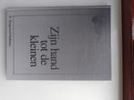 Zijn hand tot de kleinen - R. Hoogerwerf-Holleman, Boeken, Christendom | Protestants, Ophalen of Verzenden, Zo goed als nieuw