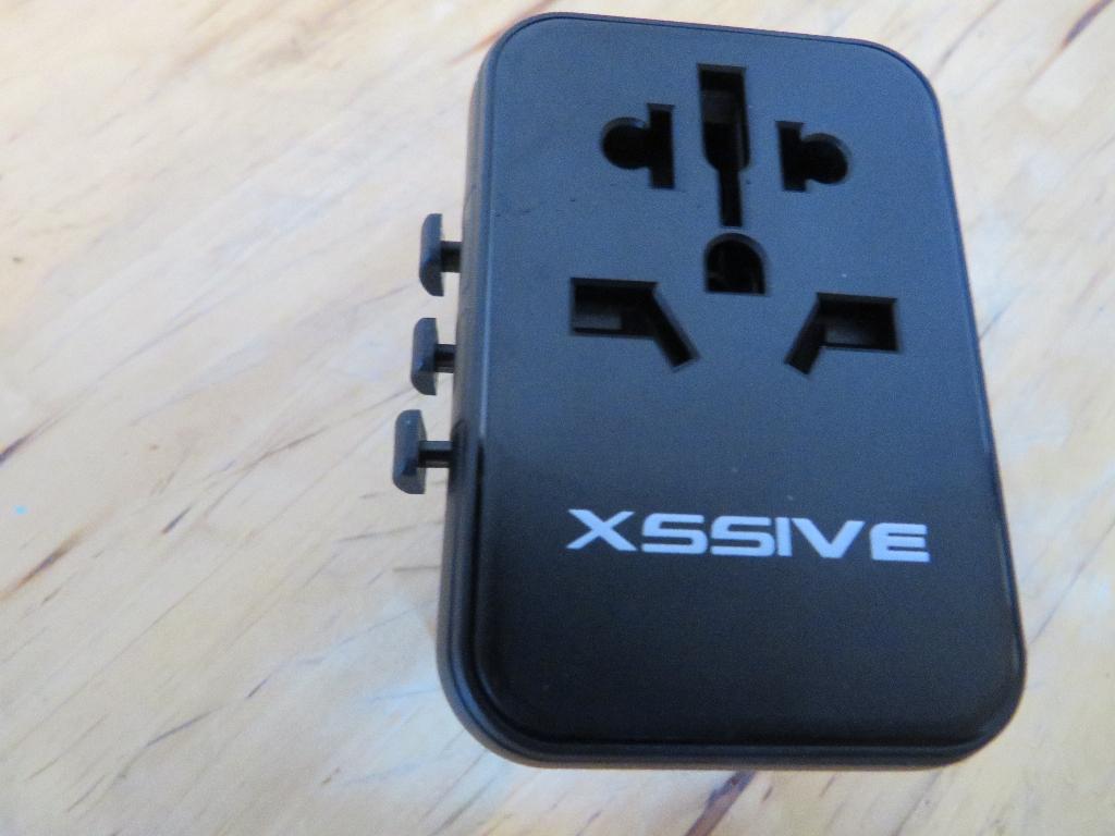 xssive wereld reisstekker adapter 2x usb + 1 usb c XSS TR-3B, Ophalen of Verzenden, Gebruikt, Stekker