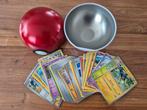Rode Pokémon Bal/tin met 45 originele kaarten, Ophalen of Verzenden, Zo goed als nieuw, Meerdere kaarten