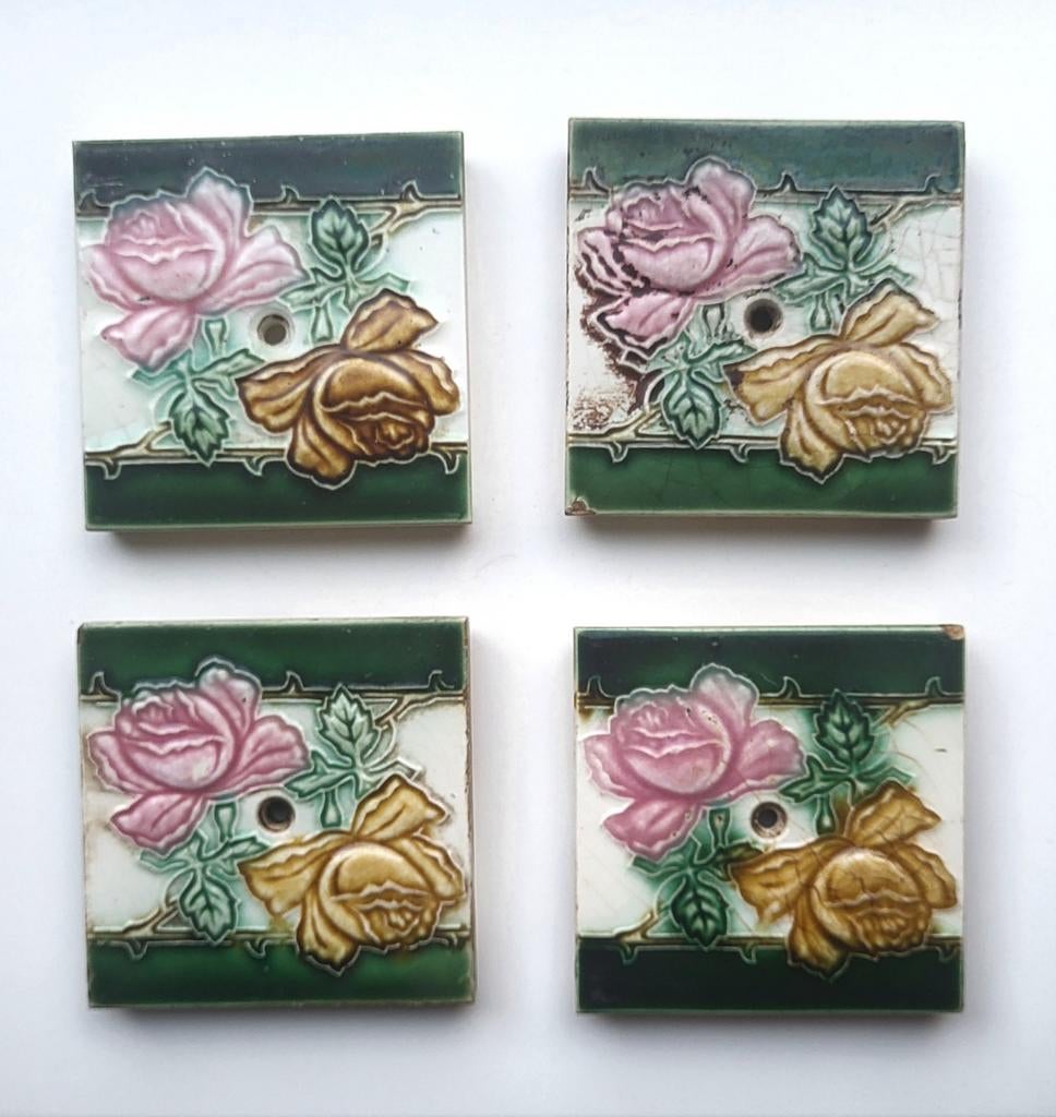 4 Kleine Jugendstil tegels met gekleurde bloemen, Antiek en Kunst, Ophalen of Verzenden